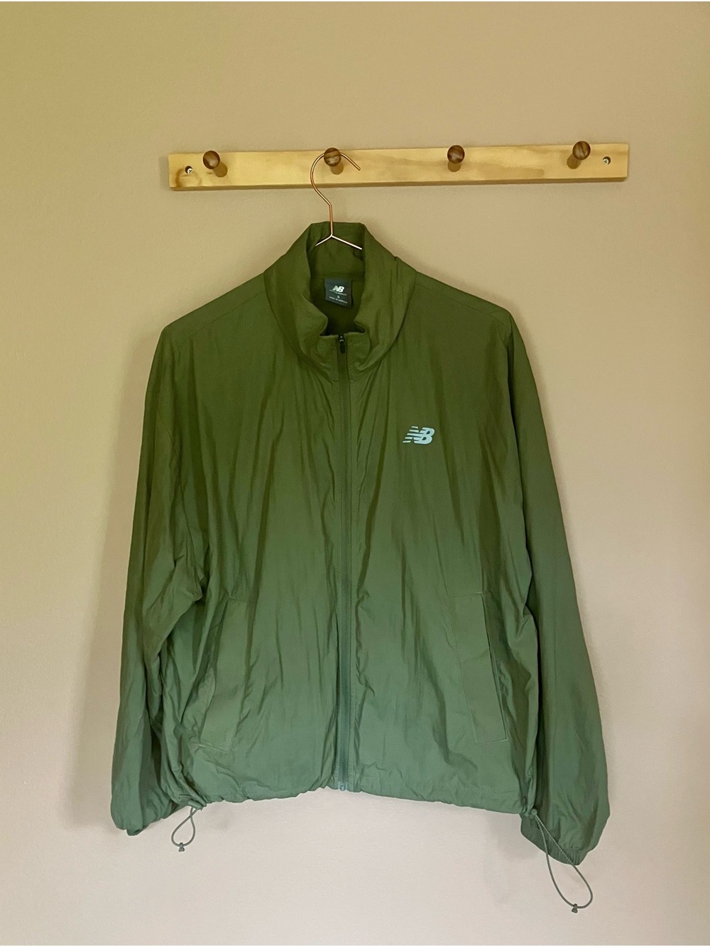 New Balance women's cropped Lightweight Windbreaker Jacket - packable
